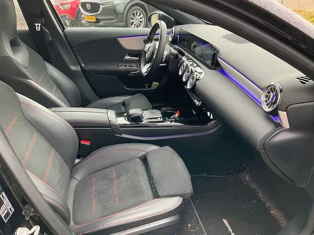 Mercedes-benz a-klasse 180 business solution amg automaat 2020 panoramadak 17" inch virtual cockpit, j-879-fl - afbeelding 22 van  30