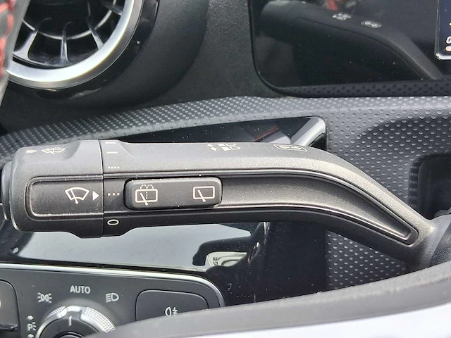Mercedes-benz a-klasse 180 premium plus 2019 | glr-83-r - afbeelding 13 van  40
