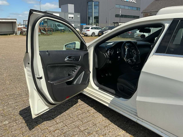 Mercedes-benz a-klasse personenauto (1-srf-84) - afbeelding 13 van  15