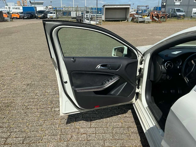 Mercedes-benz a-klasse personenauto (1-srf-84) - afbeelding 14 van  15