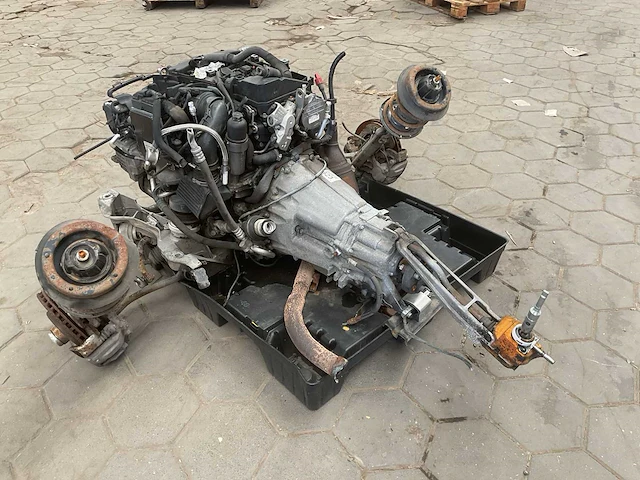 Mercedes benz benzine motor en versnellingsbak - afbeelding 1 van  5