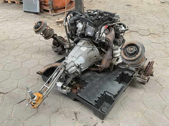 Mercedes benz benzine motor en versnellingsbak - afbeelding 2 van  5