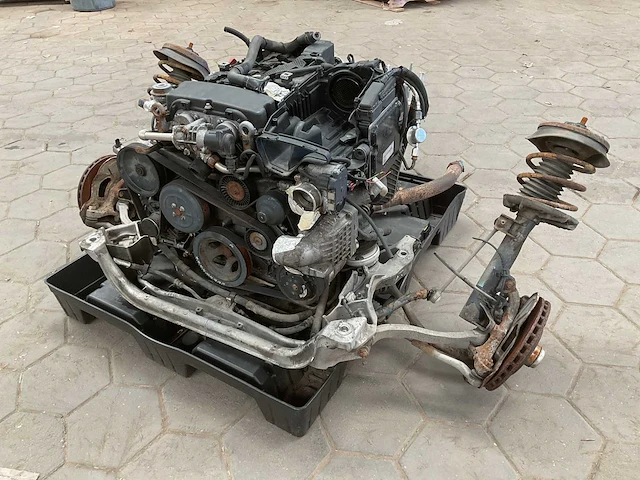 Mercedes benz benzine motor en versnellingsbak - afbeelding 4 van  5