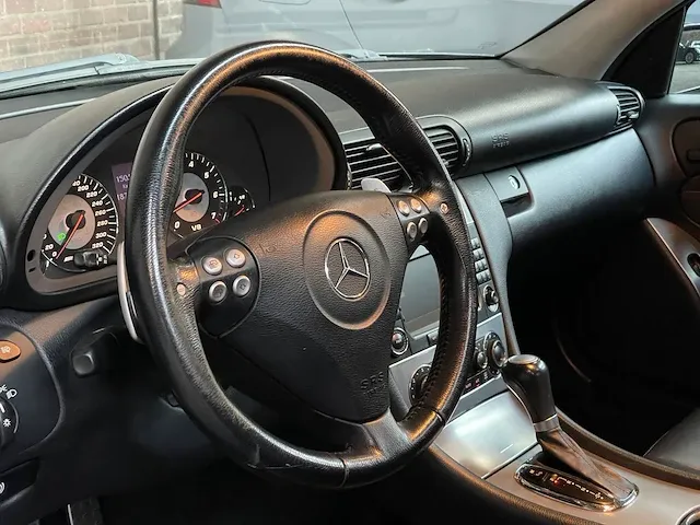 Mercedes-benz c55 amg 5.5 v8 c-klasse 367pk 2006 -youngtimer- - afbeelding 25 van  61