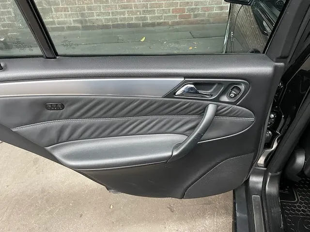 Mercedes-benz c55 amg 5.5 v8 c-klasse 367pk 2006 -youngtimer- - afbeelding 40 van  61