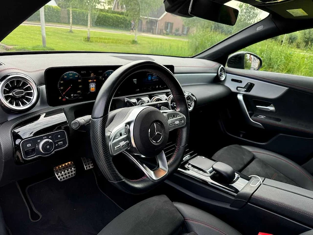 Mercedes-benz cla-klasse 180 amg business solution pano full options 1e eigenaar k-647-rg! - afbeelding 3 van  35