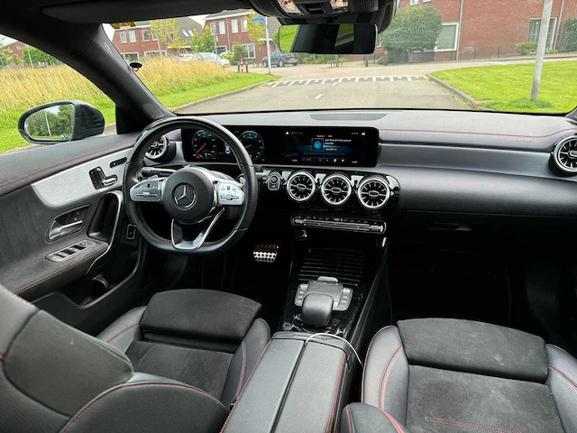 Mercedes-benz cla-klasse 180 amg business solution pano full options 1e eigenaar k-647-rg! - afbeelding 11 van  35