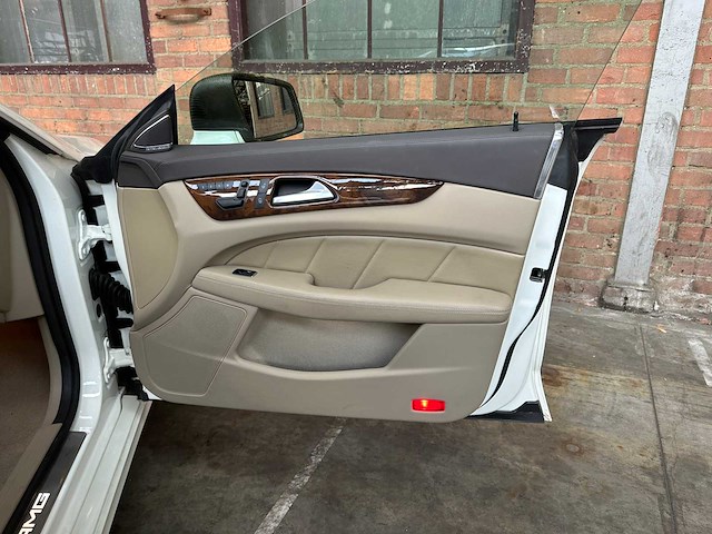 Mercedes-benz cls63 amg 5.5 v8 525pk 2012 cls-klasse (53.000 km) - afbeelding 32 van  46