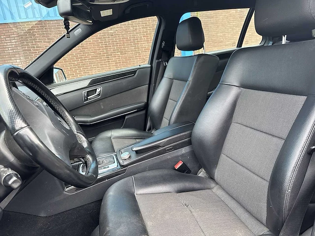 Mercedes-benz e-klasse estate 200 cdi business class avantgarde car 2011 | 88-ptf-3 - afbeelding 2 van  28