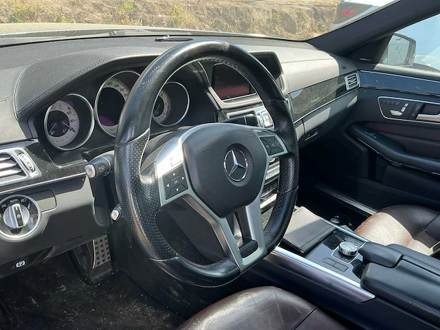Mercedes-benz e-klasse personenauto (8-ktz-19) - afbeelding 24 van  25
