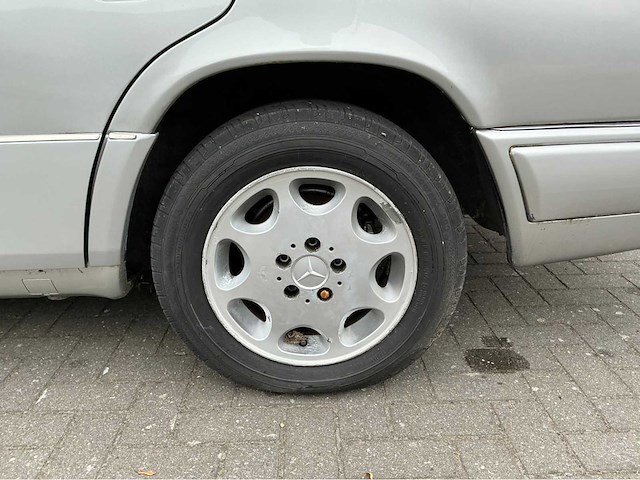 Mercedes-benz e200d limousine - afbeelding 22 van  34