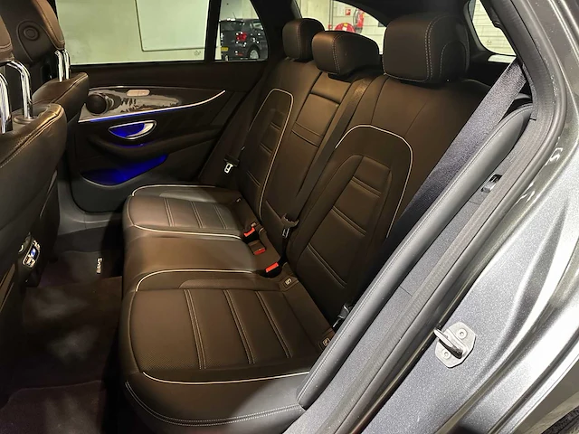 Mercedes-benz e63s estate amg 4.0 v8 4matic premium plus 612pk 2017 e-klasse, nl-kenteken - afbeelding 32 van  47
