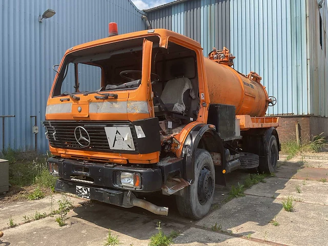 Mercedes-benz kolkenzuiger vrachtwagen - afbeelding 1 van  9