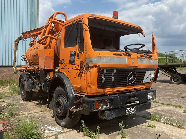 Mercedes-benz kolkenzuiger vrachtwagen - afbeelding 2 van  9