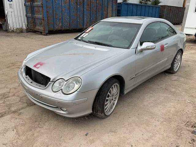 Mercedes-benz sedan 209 personenauto - afbeelding 1 van  12