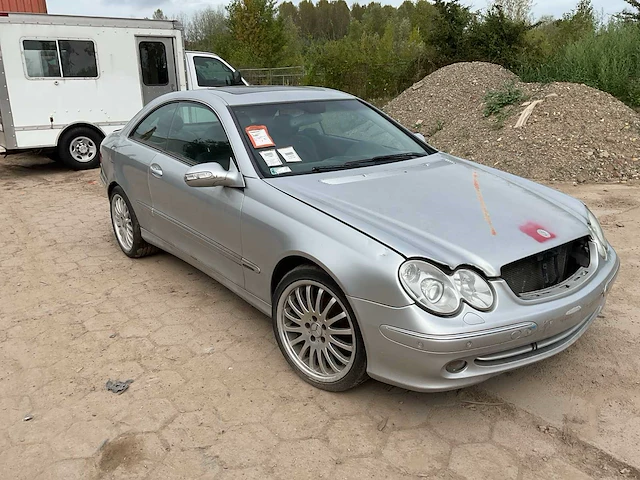 Mercedes-benz sedan 209 personenauto - afbeelding 2 van  12