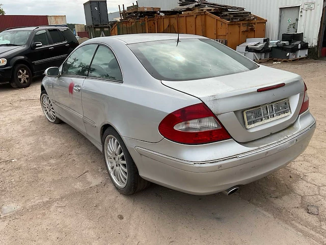 Mercedes-benz sedan 209 personenauto - afbeelding 4 van  12