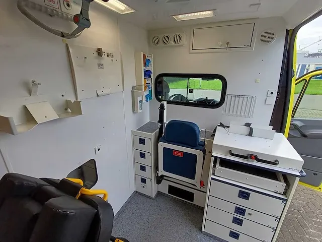 Mercedes-benz/wietmarcher sprinter 319 ambulance - afbeelding 10 van  37