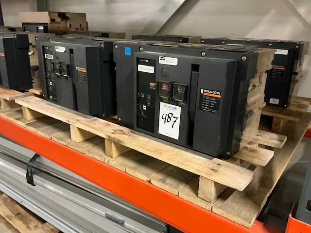 Merlin gerin - masterpact m16h2 - various process equipment and machines (2x) - afbeelding 1 van  5