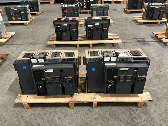 Merlin gerin m08 h1 circuit breaker (2x) - afbeelding 1 van  5