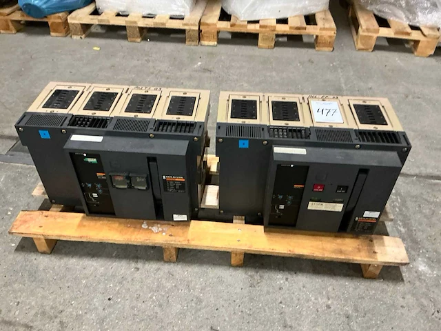 Merlin gerin m16 h2 circuit breaker (2x) - afbeelding 1 van  4