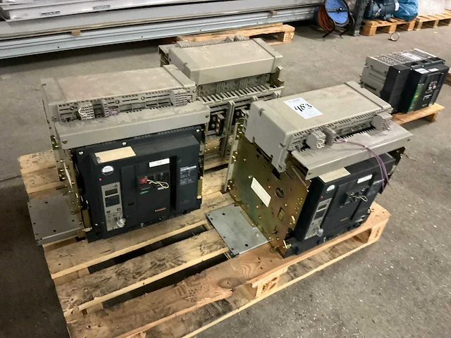 Merlin gerin masterpact nw25h1/nw32h2 circuit breaker (3x) - afbeelding 1 van  8