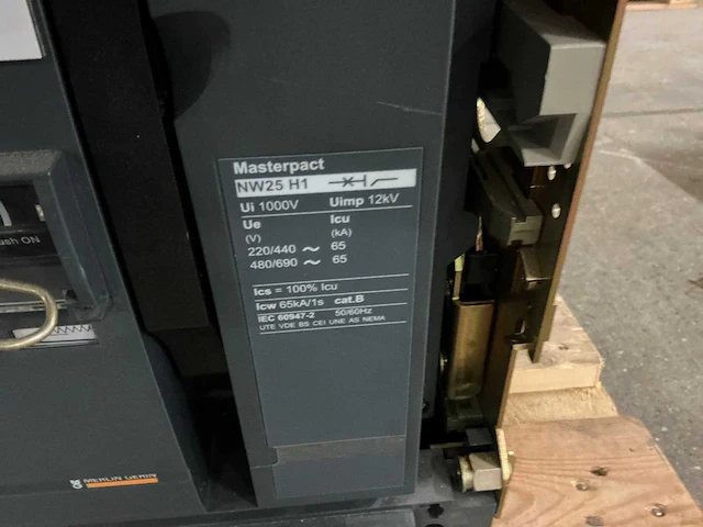Merlin gerin masterpact nw25h1/nw32h2 circuit breaker (3x) - afbeelding 8 van  8