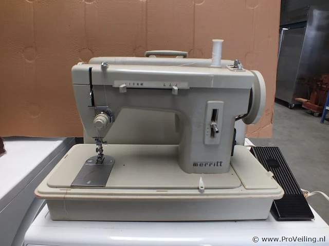 Merrit naaimachine - afbeelding 1 van  2