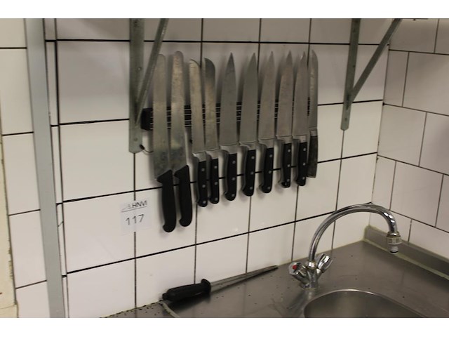 Messen magneet met 10 messen en aanzetstaal. - afbeelding 1 van  2