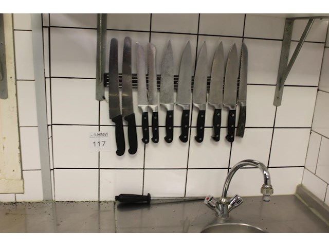 Messen magneet met 10 messen en aanzetstaal. - afbeelding 2 van  2