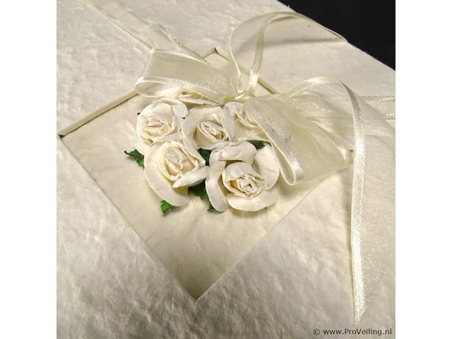 Met roos versierde bruidskist - afbeelding 3 van  5