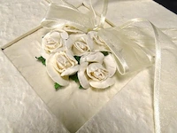 Met roos versierde bruidskist - afbeelding 3 van  5