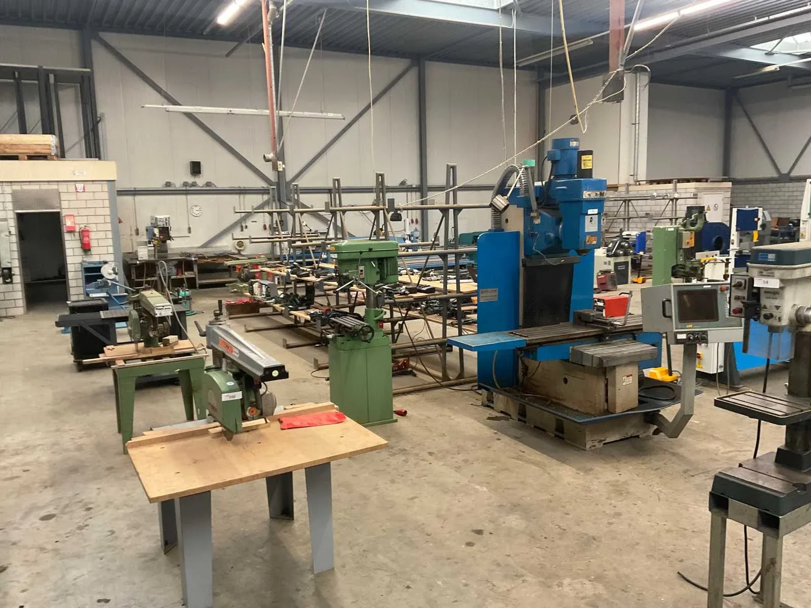 Metaal-/houtbewerkingsmachines wegens bedrijfsbeëindiging