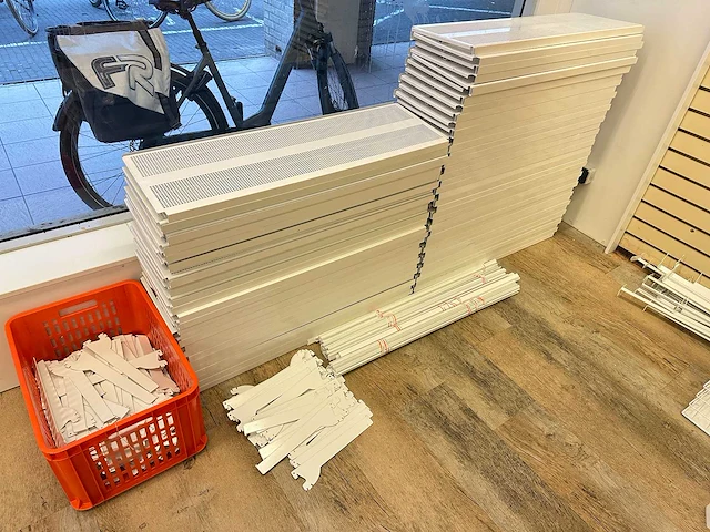Metaal legbord met steunen (64x) - afbeelding 3 van  3