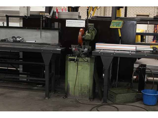 Metaalafkortzaag bewo met automatische aan- / afvoertafel met tigerstop. totale lengte ca. 975 cm. - afbeelding 1 van  6