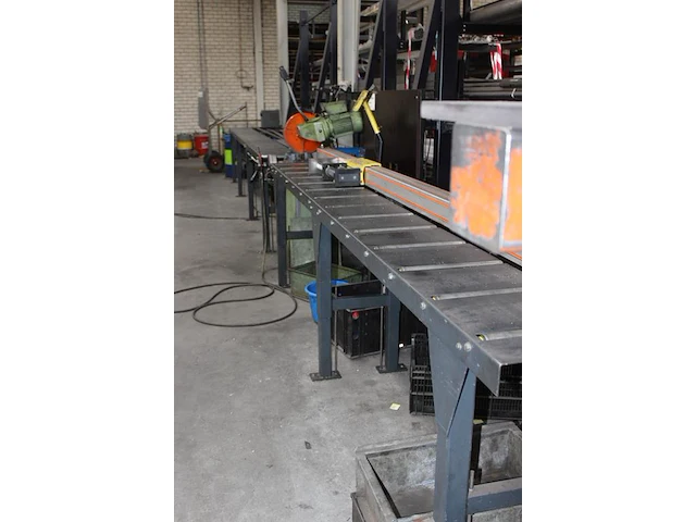 Metaalafkortzaag bewo met automatische aan- / afvoertafel met tigerstop. totale lengte ca. 975 cm. - afbeelding 2 van  6