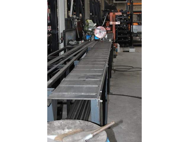 Metaalafkortzaag bewo met automatische aan- / afvoertafel met tigerstop. totale lengte ca. 975 cm. - afbeelding 3 van  6