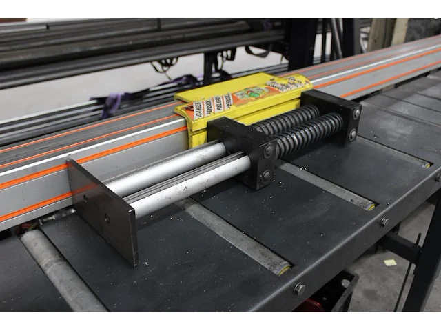 Metaalafkortzaag bewo met automatische aan- / afvoertafel met tigerstop. totale lengte ca. 975 cm. - afbeelding 6 van  6