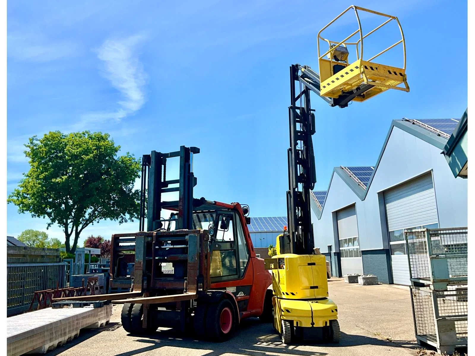 Metaalbewerkingsmachines, heftruck, hoogwerker en gereedschappen