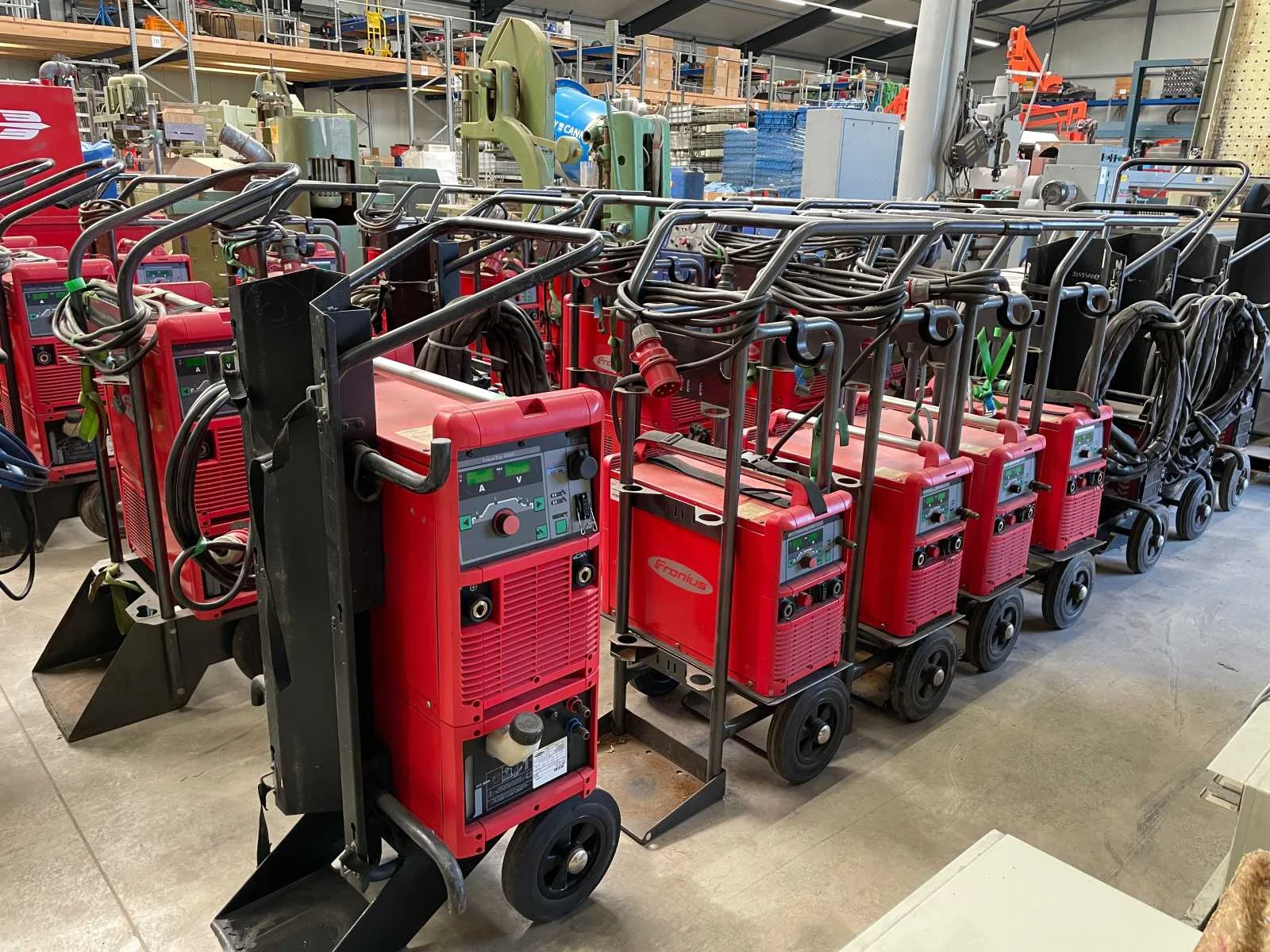 Metaalbewerkingsmachines, heftrucks, gereedschappen en toebehoren