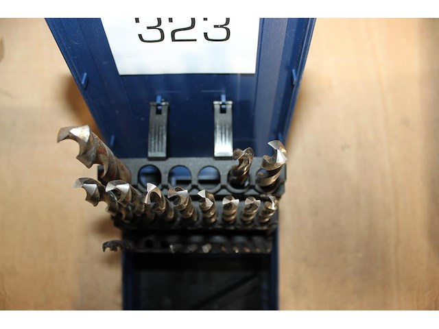 Metaalborenset. - afbeelding 2 van  3