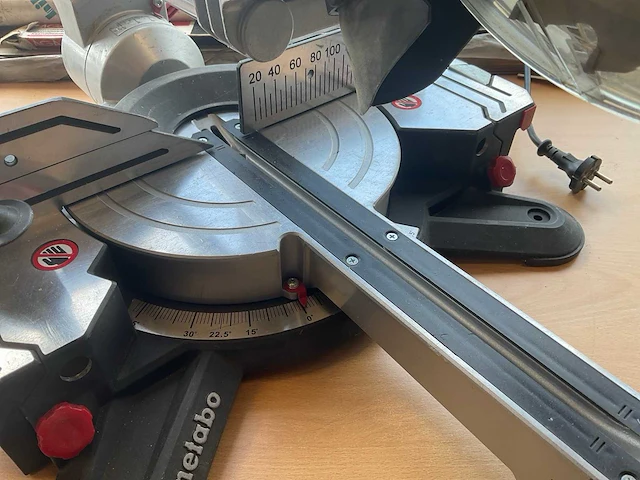 Metabo kgs254 radiaalafkortzaagmachine - afbeelding 3 van  4