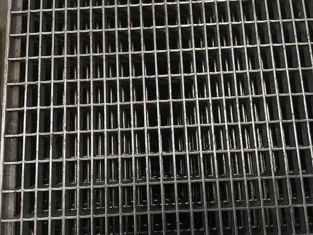 Metal grid floor plates (34x) - afbeelding 4 van  4