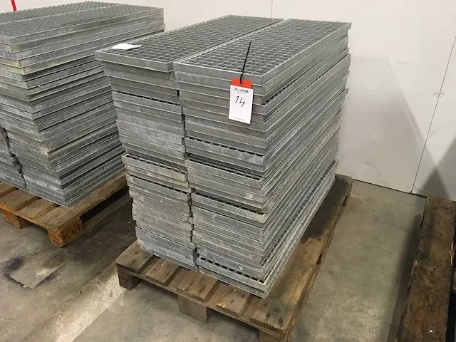 Metal grid floor plates (60x) - afbeelding 1 van  4