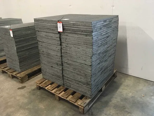 Metal grid floor plates (82x) - afbeelding 1 van  4