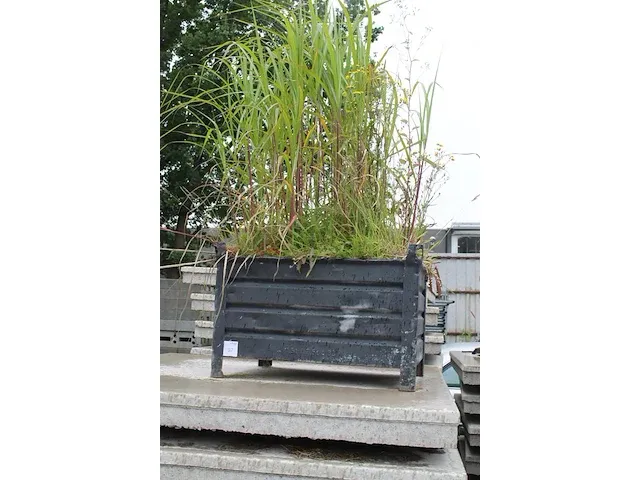 Metalen bakken gevuld met grond en planten, 5 stuks. afmeting 80x100cm - afbeelding 2 van  4