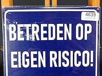 Metalen bord betreden op eigen risico - afbeelding 1 van  1