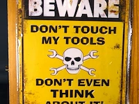 Metalen bord beware