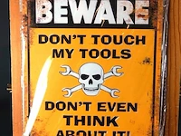 Metalen bord beware