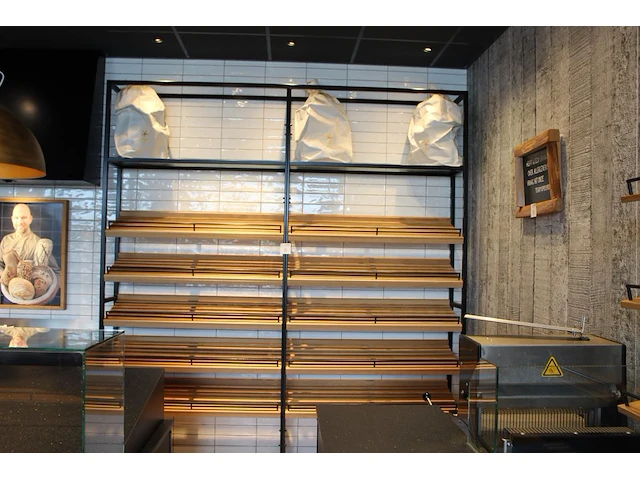 Metalen broodwandrek met houten legborden. afmeting 250 x 35 x 265 cm. - afbeelding 1 van  3